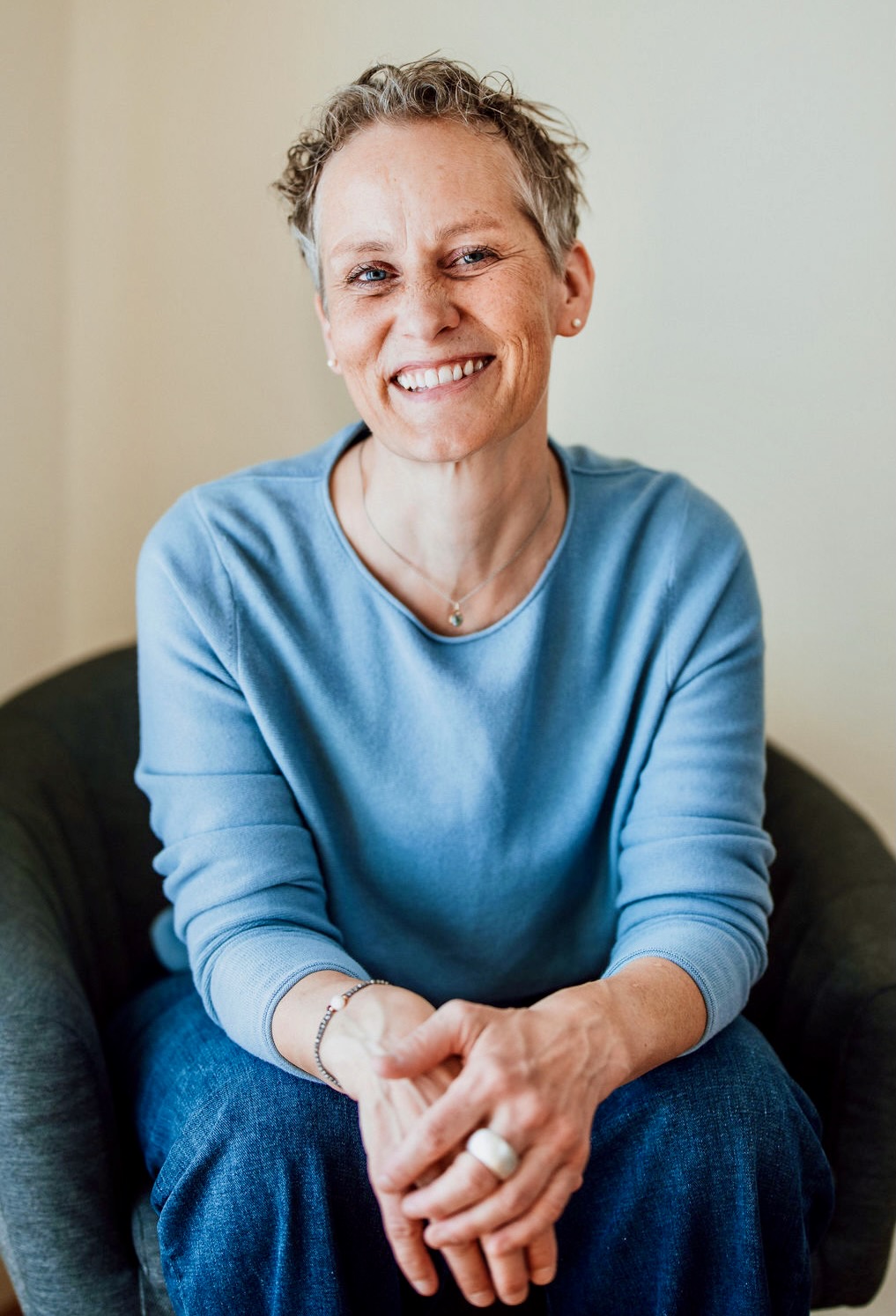 Foto von Dagmar Reiser Dagmar Reiser lächeln in einem Sessel